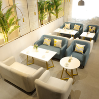 Ensemble de mobilier de restaurant moderne personnalisé avec tables, chaises, banquettes et canapés durables et écologiques pour usage commercial