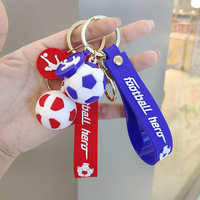Porte-clés personnalisés en vente flash, mini porte-clés en PVC de simulation de dessin animé, football, pendentif pour sac à dos, cadeau en gros