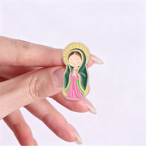 Pin Enamel Bergaya Kartun Bunda Maria Guadalupe, Bros Tangan Berdoa, Hadiah untuk Penggemar Religius dan Kolektor - Product Image 2