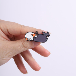 Pin Enamel Kartun Kucing Ganas Lucu, Bros Kucing Menggigit, Grosir, Lencana Kerah, Perhiasan Hewan Imut - Product Image 4