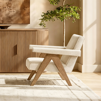 Fauteuil lounge moderne artisanal avec pieds en V inversé et finition en bois subtilement effiloché, meubles en bois pour salon