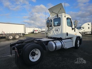 Camiones Freightliner Cascadia 113 Usados, con Cabina Dormitorio de 60 Pulgadas, Techo Medio, 450 HP, Diésel, Automático - Product Image 3