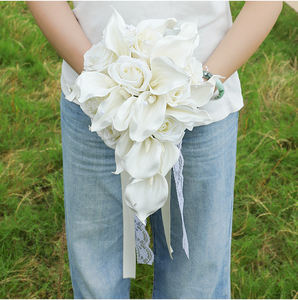 <span class=keywords><strong>Bouquet</strong></span> de fleurs artificielles fait main exquis en <span class=keywords><strong>rose</strong></span> <span class=keywords><strong>et</strong></span> <span class=keywords><strong>lys</strong></span> blanc pour les mariées tenant des fleurs pour la décoration de mariage - Product Image 4