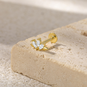 Boucles d'oreilles clous en argent S925 plaqué or 18 carats 16G avec trois zircons marquise 5A à dos plat pour piercing hélix et cartilage - Product Image 3