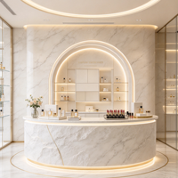 Vitrines de présentation de cosmétiques à éclairage LED multicouche pour salons de beauté et magasins de cosmétiques, design intérieur commercial pour une seule boutique
