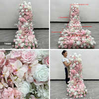 Camino de flores rosa y blanco con orquídeas Phalaenopsis y hortensias para la entrada de la ceremonia de boda, arreglo floral.