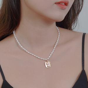 Collar de Perlas de Agua Dulce Naturales Versátiles Vintage 2023, Cadena de Clavícula Versátil de Marca Cuadrada, Nuevo Diseño de Temporada con Forma de Arroz - Product Image 1