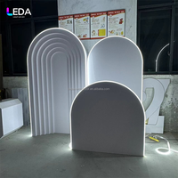 Support de toile de fond LEDA moderne en PVC en forme d'arche ondulée avec lumières LED, blanc, pour décoration de scène de mariage 3D