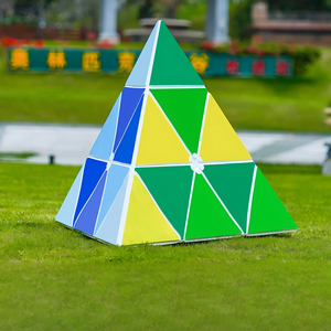 Escultura de Cubo Piramidal de FRP en Colores Brillantes, Adorno Geométrico Duradero para Centros Comerciales, Parques Temáticos y Paisajes Exteriores - Product Image 3