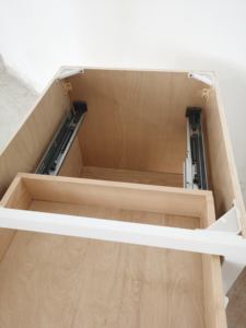 Mobili da Cucina Bianchi Stile Shaker, Design di Armadietti in Legno di Fabbrica - Product Image 5