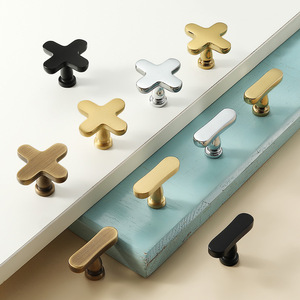 Puxador de Móveis Koppalive Plus Minus Sign em Latão, Design Minimalista Italiano Moderno, Puxadores para Armários de Cozinha e Gavetas - Product Image 1