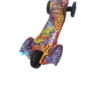 สกู๊ตเตอร์สามล้อสำหรับเด็กพร้อมไฟปรับความสูงได้สำหรับเด็กอายุ 1-6 ปี สีฟ้า สีแดง สีเขียว - Product Image 4