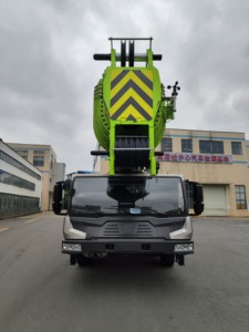 Nouvelle <span class=keywords><strong>grue</strong></span> sur <span class=keywords><strong>camion</strong></span> ZTC1300H863 de marque chinoise renommée, 130 tonnes, avec boîte de vitesses, moteur et pompe haute performance, hauteur de levage de 116,5 m, en stock - Product Image 2