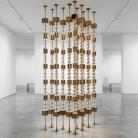 Panneau de séparation opaque découpé au laser en acier inoxydable durable et moderne avec colonne suspendue en cristal pour intérieur de luxe