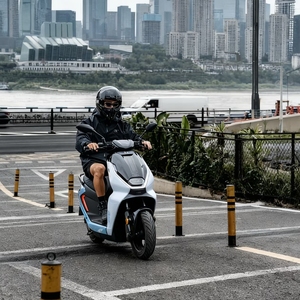 Moto électrique ZEEHO AE7PRO 72V 8KW Middrive avec batterie lithium amovible 45Ah, vitesse maximale 80 km/h, puissante, avec ABS - Product Image 5