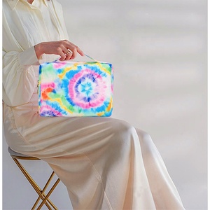 Zaino alla moda Tie-Dye ad alta capacità per ragazze che viaggiano ogni giorno per lavoro occasionale uso universitario-per la conservazione degli accessori per il trucco - Product Image 6