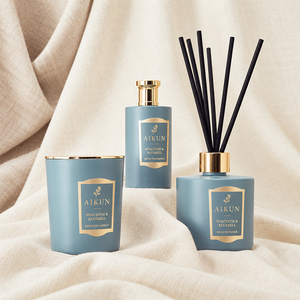Coffret Cadeau Aromatique Floral Aikun en Verre Bleu Trois Pièces avec Diffuseur à Bâtonnets, Bougie et Spray d'Ambiance pour l'Entrée en Maison - Product Image 2