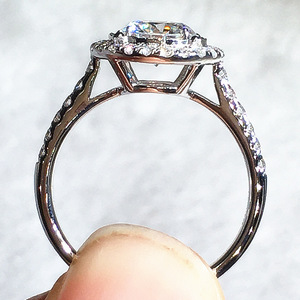 Anello di Fidanzamento F1362 in Oro Rosa con Diamante Naturale Taglio Brillante Rotondo, Design Halo, Colore D - Product Image 4