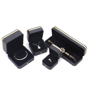 Caja colgante de anillo de cuero PU con lado dorado de esquina octogonal personalizada pulsera caja de embalaje de joyería de cadena larga - Product Image 6