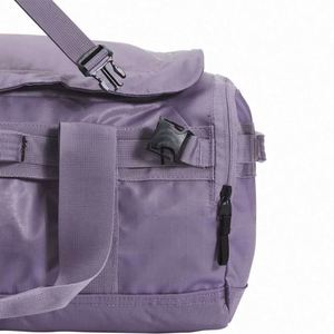 Échantillon Gratuit - Sac de Sport et de Voyage Imperméable pour Hommes et Femmes, Qualité Premium, Idéal pour la Gym et les Activités de Plein Air, Couleur Violet - Product Image 3