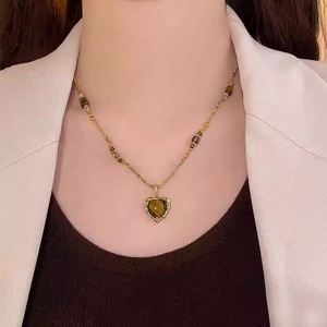 Nuova Collana <span class=keywords><strong>in</strong></span> Lega Stile Retrò Minimalista con Cuore <span class=keywords><strong>in</strong></span> Occhio di Tigre Marrone Caramello e Catena <span class=keywords><strong>in</strong></span> Bambù - Elegante, di Alta Gamma, Versatile per Autunno/Inverno - Product Image 1