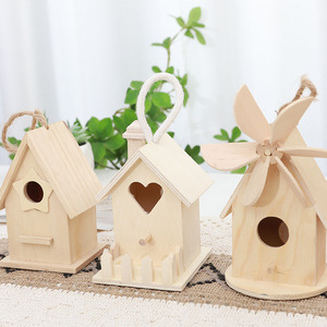 Adorno de casa de pájaros de madera, decoración colgante con forma de mini casa para jardín, exterior, acabado natural de pino - Product Image 1