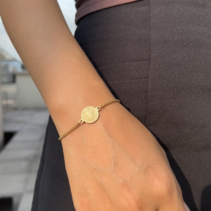 Pulsera <span class=keywords><strong>de</strong></span> Cadena Ajustable <span class=keywords><strong>de</strong></span> Acero Inoxidable Chapada en Oro <span class=keywords><strong>de</strong></span> 18K con Medalla Católica para Hombre y Mujer - Product Image 1