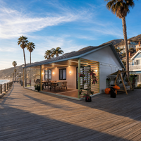 Studio préfabriqué moderne pour jardin avec terrasse à persiennes et porte vitrée, idéal pour fermes, complexes hôteliers et locations de vacances