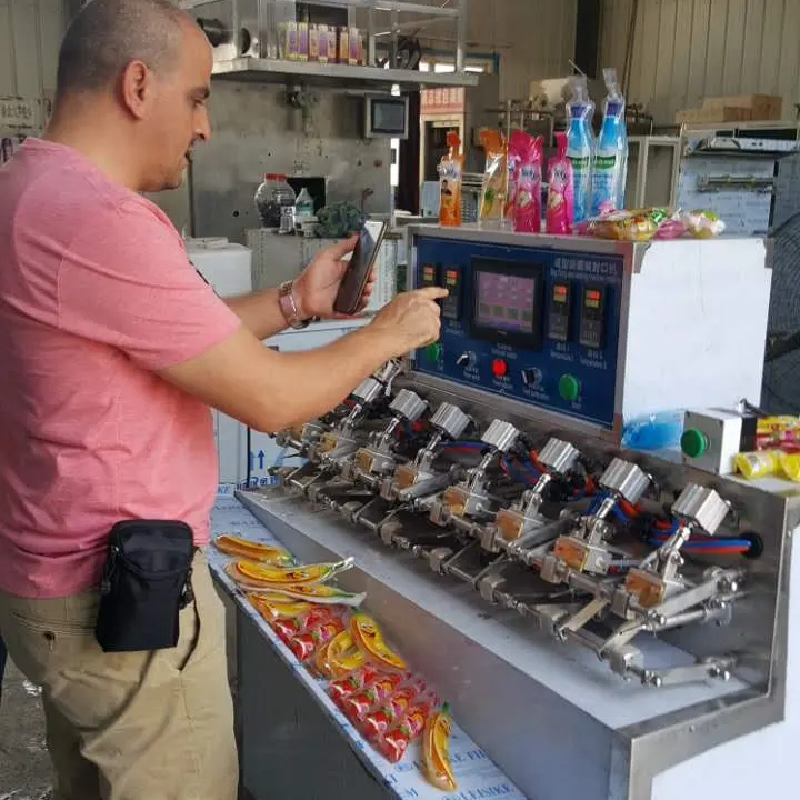 Personalizar 4 / 8 Jefes de bolsa de jugo de llenado de líquido máquina de embalaje