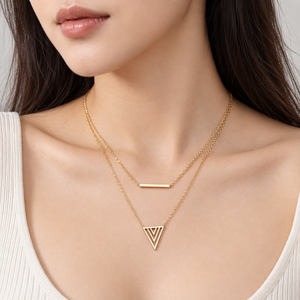 Collier double couche en or, acier inoxydable plaqué or 14 carats sous vide, pendentif barre triangulaire, chaîne - Product Image 5