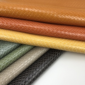 Venta al por mayor diseño de estampado de serpiente PVC Faux cuero artificial tela espesor 0,7mm para bolsos, equipaje, funda de teléfono, Deco impermeable - Product Image 1