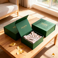 Boîte d'emballage rigide de luxe en carton avec fermeture magnétique et finition mate, personnalisable pour vêtements d'enfants et robes de mariée
