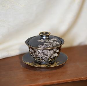 Gaiwan Wujin Glaze peint à la main avec des détails dorés et argentés des Trois <span class=keywords><strong>amis</strong></span> de l'hiver, ensemble thé de l'après-midi et soucoupe - Product Image 2