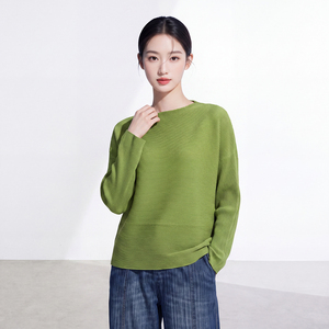Camiseta Miyake de Manga Larga para Mujer, Oversize, Tejida, Color Sólido, Minimalista, Cuello Redondo, Ajuste Holgado, Hombros Caídos, Transpirable y Ecológica - Product Image 4