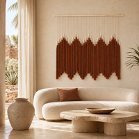 Décoration murale artisanale en macramé brun rouille avec pompons, grande œuvre d'art en fibres pour hôtel, restaurant, salon