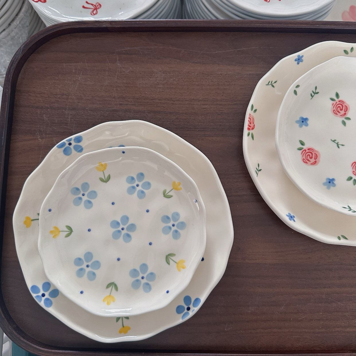 Plato de tulipán amarillo floral azul