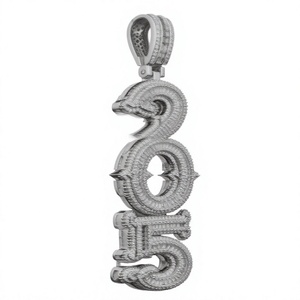 Orelia Iuxe Oreliya 97 2015 Colgante Clásico de Moissanita con Corte Baguette, Letra Brillante, Chapado en Plata de Ley 925 - Product Image 3