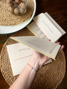 Tarjeta de Invitación de Boda de Lujo con Marco de Terciopelo Crema Personalizado, Papel Dorado y Sobre Grueso con Hoja de Oro - Product Image 6