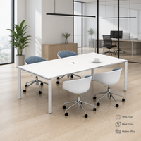 Petite table de conférence pour 4 personnes, salle de réunion