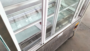 <span class=keywords><strong>Vitrine</strong></span> <span class=keywords><strong>réfrigérée</strong></span> pour gâteaux en verre et métal, <span class=keywords><strong>prix</strong></span> bas, <span class=keywords><strong>vitrine</strong></span> pour pâtisseries, porte coulissante arrière, refroidissement par air - Product Image 4