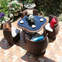 Ensemble de salle à manger d'extérieur au design moderne et peu encombrant avec structure en aluminium thermolaqué, chaise et table en rotin PE pour salon de villa