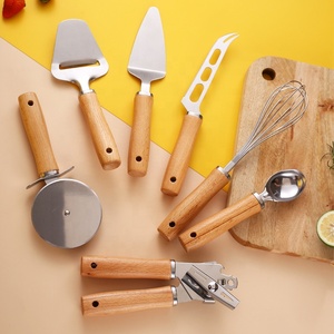 Utensilios de cocina de acero inoxidable Mango de madera Batidor Utensilios de cocina pequeños Varios Pizza Batidor de queso Herramientas para hornear - Product Image 1