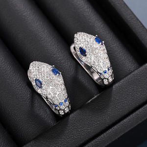 Pendientes de Serpiente en Oro Blanco E4009 con Diamantes Pavé y Zafiro Azul, Joyería Fina de Lujo para Mujer - Product Image 4