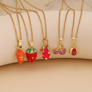 Colgante dulce de fresa y cereza que adorna un collar de acero inoxidable de moda para uso diario u ocasiones especiales. - Product Image 3