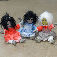 Poupée fantôme d'Halloween, position assise, activée par capteur, avec effets lumineux et sonores, réutilisable, en plastique, pour décoration de sécurité, fonctionne avec piles AAA