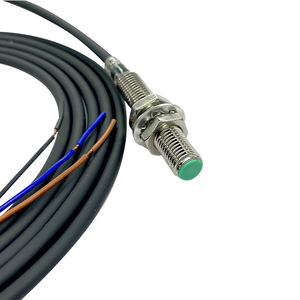 Interrupteur de proximité pour automatisation industrielle avec capteur inductif étanche IP67 intégré, sortie NPN et PNP - Product Image 1