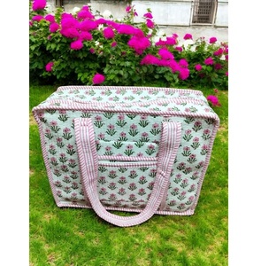 Bolsa de tela de algodón suave y acolchada con estampado floral vintage hecho a mano, diseñada para ser elegante, práctica y reutilizable para el día a día. - Product Image 1