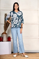 Kurti pendek bergaya Jaipur dengan desain bunga, lengan ¾, katun, motif cetak tangan, simpel & kasual, cocok untuk pakaian kantor India.