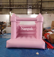 Château gonflable mini blanc pastel de 6 pieds, en PVC commercial, pour enfants, idéal pour les fêtes et événements en intérieur.
