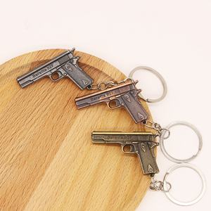 Llavero de pistola de metal con impresión UV a color personalizada, impermeable, modelo de juguete, accesorio colgante, regalo al por mayor - Product Image 3